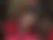 Meia-calça preta cruzada provocando as pernas.