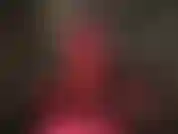 Com leggings vermelhas sensuais e pvc preto - adore a bunda redonda e as pernas longas da sua deusa com calças vermelhas justas e sapatos peep toe sensuais, além de uma jaqueta de pvc brilhante.