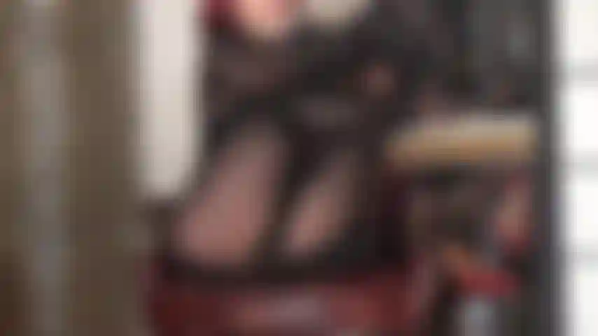 Meia-calça preta super brilhante com brilho oleoso e capuz de lycra e elastano - a patroa tem seus lindos pés de náilon para cima.