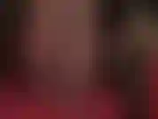 Uma visão entre as pernas de meia-calça brilhantes da amante, a adoração da bunda e a mudança de roupa para um minúsculo e sexy ursinho de lingerie vermelha de malha.