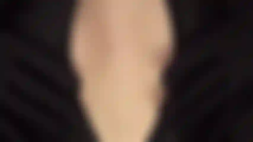 Seios e mamilos tentadores provocam - este macacão tem o zíper mais sexy...