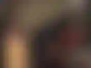 Camadas de látex - totalmente envolta em látex, com macacão, luvas e capuz, a senhora vivian acrescenta uma saia curta de borracha preta.