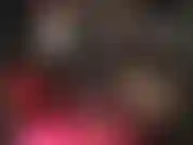 A senhora vivian provoca a submissa amante de pés, com pernas longas, leggings com efeito molhado, pés de meia-calça e unhas dos pés pintadas de vermelho.