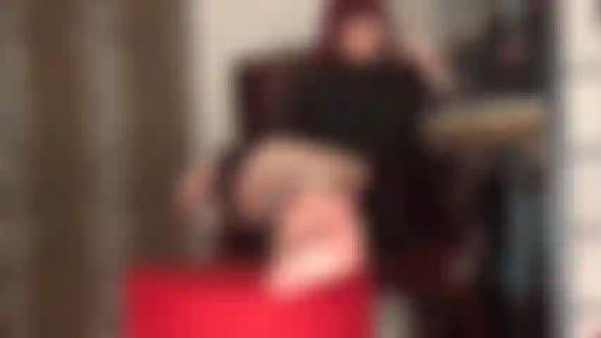 Você é viciada nos meus pés descalços e na minha bunda.