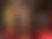 Com pernas e pés de meia-calça marrom brilhante e sapatos peeptoe amarelo neon. Com fetiche por pés e adoração por saltos altos.