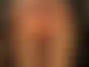 Você tem uma queda por meias-calças brilhantes e calcinhas sensuais de cetim brilhante por baixo de uma saia curta.