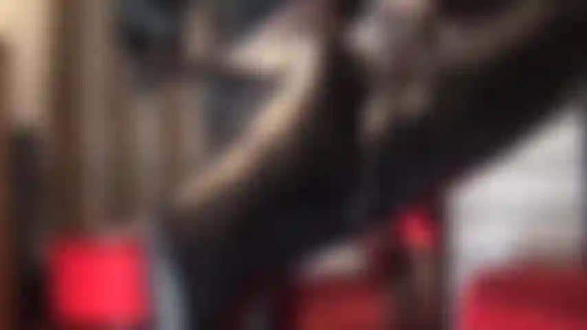 Amante de botas brilhantes - botas pretas de salto agulha são o seu fetiche. Você deve lambê-las, senti-las e esfregar seu pau nelas.