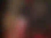 Vem cá, minha puta!! Sua deusa do látex acaricia e enfia uma de suas grandes cintas. Vestida com meias de borracha justas, top de renda sobre látex, vibrador stryker preso...