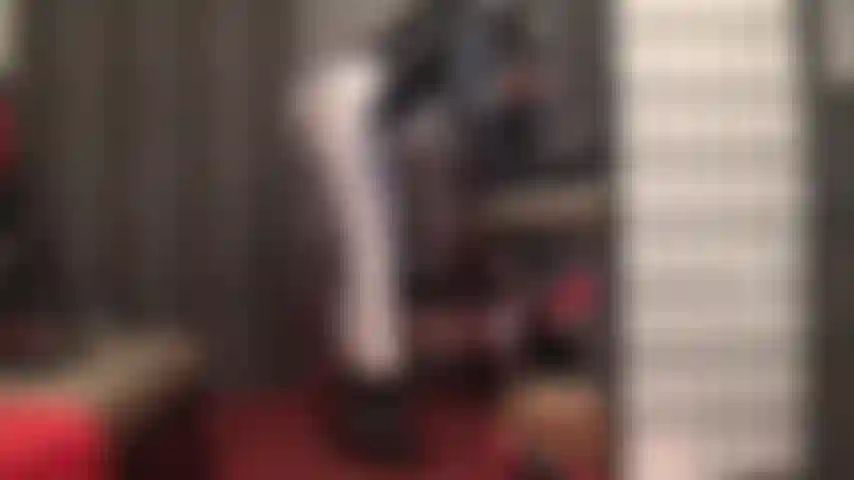 Esta roupa fetiche vai te deixar babando: meia-calça de spandex prateada e brilhante e body de pvc com tiras finas, combinados com botas pretas brilhantes. A bunda e as pernas da mistress merecem toda a sua atenção.