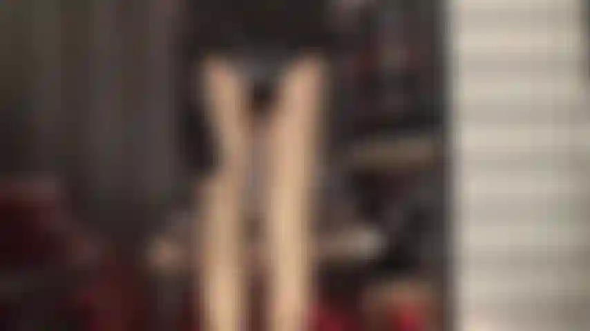 A senhora tece sua teia brilhante e você não pode escapar do seu feitiço... Vestida com um body preto brilhante de pvc, luvas, meia-calça dourada de alto brilho e sandálias de tiras.