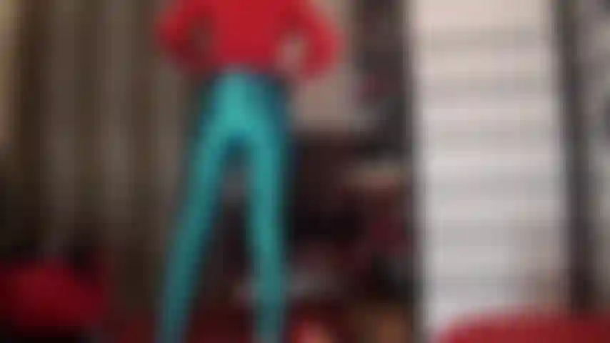 Dominada por uma amante, toda vestida de cetim, da cabeça aos pés, com calças de cetim brilhante, blusa, luvas e botas. A amante seduz com seu elegante cetim antes de começar a foder seu cuzinho apertado com um pau preto de 20 centímetros.