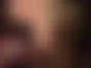 Com lindos pés de meia-calça em nylon bege.