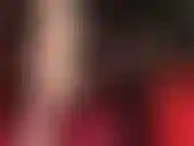 Com pernas cruzadas em saltos agulha sensuais e meias de náilon vintage, e seu pau duro de escravo preso no meio...