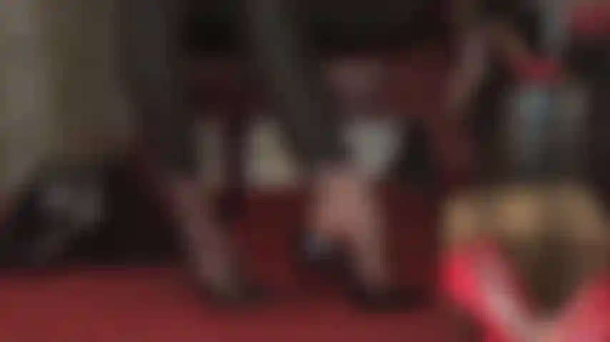 Salto alto e adoração por pés - dedos finos, arcos altos e sapatos sensuais são seu vício.