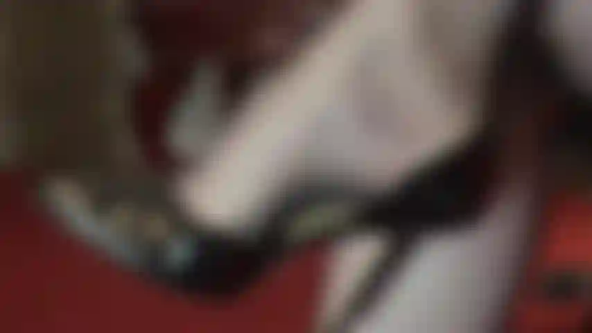 Adoro pés, brinco de sapatos com meia-calça preta com costura e sapatos de salto alto pretos brilhantes.