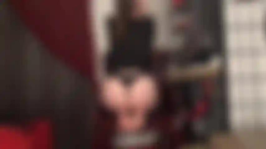 Adoro a perfeição que é a bunda e os pés nus da senhora vivian.