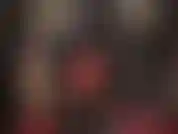 A senhora tem um belo pau grande para você colocar na sua boca, com sua bunda coberta de látex abaixada em seu rosto.