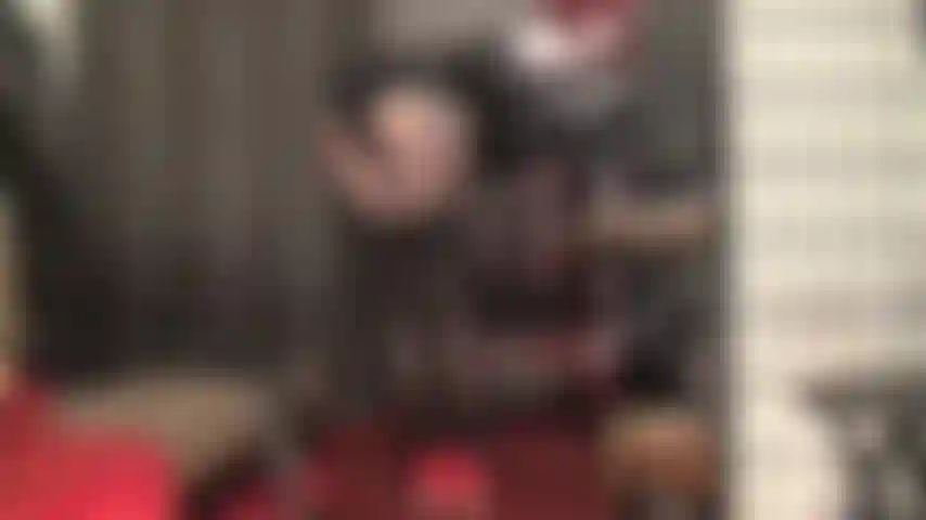 A senhora acaricia suavemente o seu pau de escravo com longas luvas de couro enquanto ela provoca com suas camadas de meias-ligas pretas sobre meia-calça e shorts quentes.