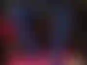 Com camadas coloridas de meia-calça opaca em bordô e azul vivo, provocação com os pés e esf com um enorme pau preto de cinta-liga que faz seu micro pau parecer ridiculamente pequeno.