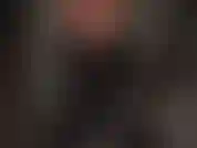 Blusa de látex preta - a amante acrescenta outra camada à sua roupa sexy de borracha.