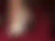 Que usa sapatos de cores diferentes para provocar as submissas que adoram pés e calcanhares.