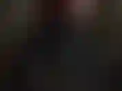 Com fetiche por luvas - vestida em vinil preto brilhante, a amante veste luvas de couro preto na altura dos ombros.