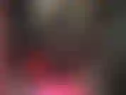 Uma deusa loira usando meias de renda sobre meia-calça preta, uma minissaia de látex preta extra curta e saltos pretos brilhantes para te deixar louco.