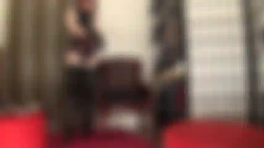 Completando o traje fetichista de borracha com um par de luvas de látex pretas na altura dos ombros, com as quais vou provocar seu corpo submisso e entrar em todos os seus orifícios, alguns deles até os cotovelos...