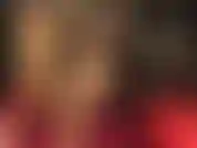 Com fetiche por pernas cruzadas e um body de nylon nude, combinado com saltos agulha de metal e luvas sensuais.