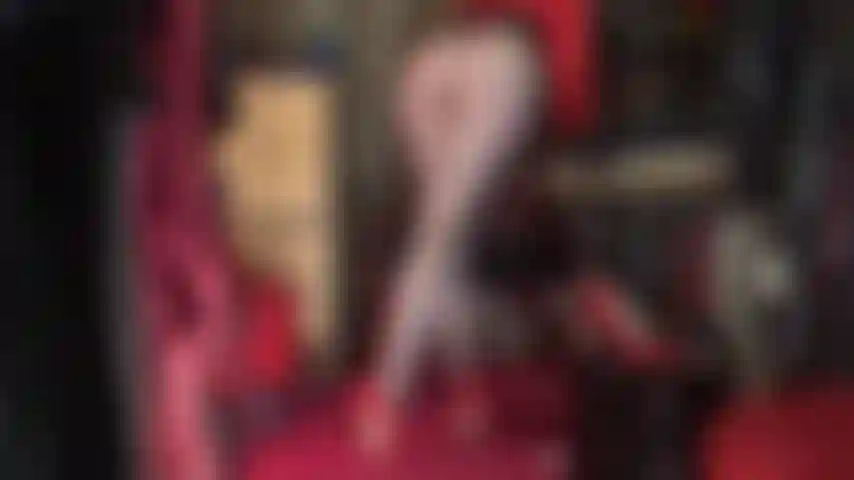 Meia-calça preta super transparente, blusa de cetim e espartilho - uau, uma roupa maravilhosa para adorar as curvas sensuais da amante, a bunda perfeita e redonda, as pernas longas e os pés de náilon.