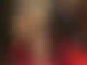 Com camadas de meias e meias-calças brilhantes - começando com meias pretas transparentes, calcinhas de renda sexy e meias, sua deusa de náilon adiciona mais camadas para deixar a bunda, as pernas e os pés ainda mais brilhantes.