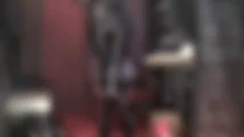 Uma adoradora de fetiches de femdom fantástica em spandex preto e pvc.