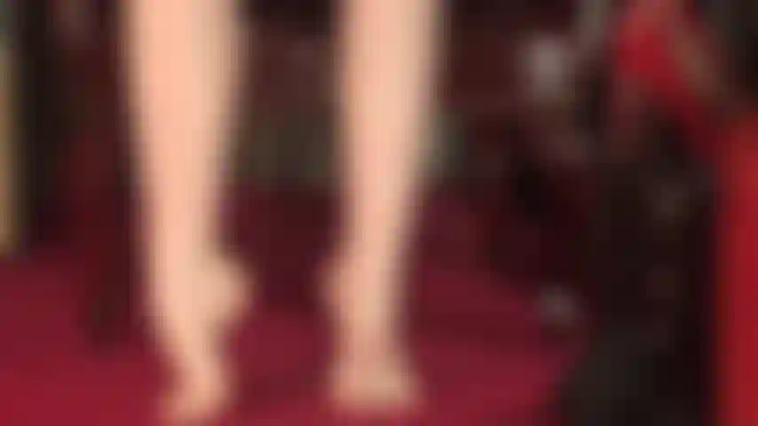 Adoro pés descalços - arcos altos e lindamente curvados, solas macias e dedos fofos brincando com sapatos peep toe.