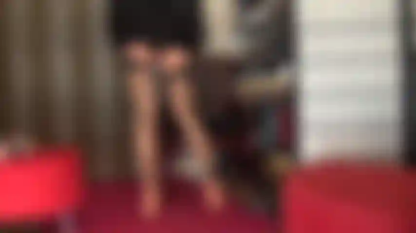 Dominada por strapon e adoradora de bundas em lingerie sexy, meias e ligas com 20 centímetros de pau preto.