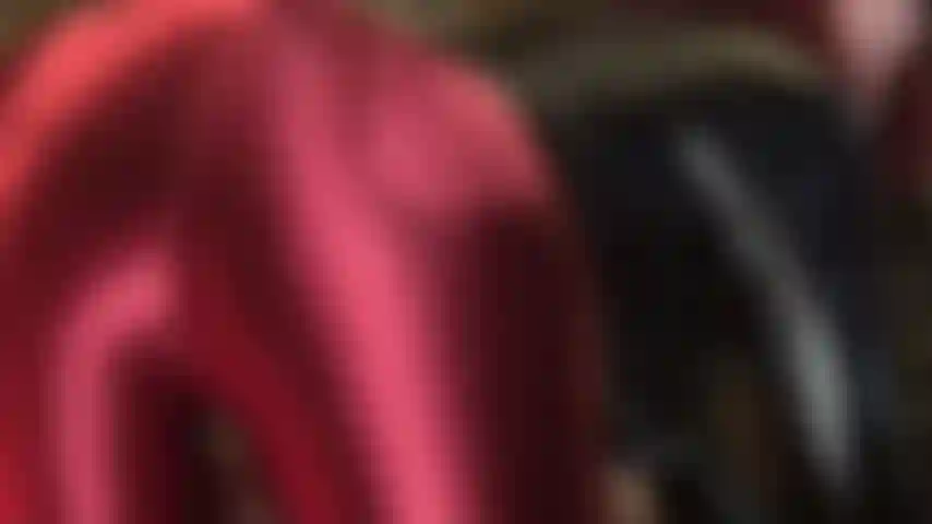 Que adora bunda e usa calças de cetim vermelho bordô brilhante.