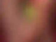 Close extremo, punheta com os pés descalços. A senhora provoca o eixo venoso deste vibrador branco sem cortes.