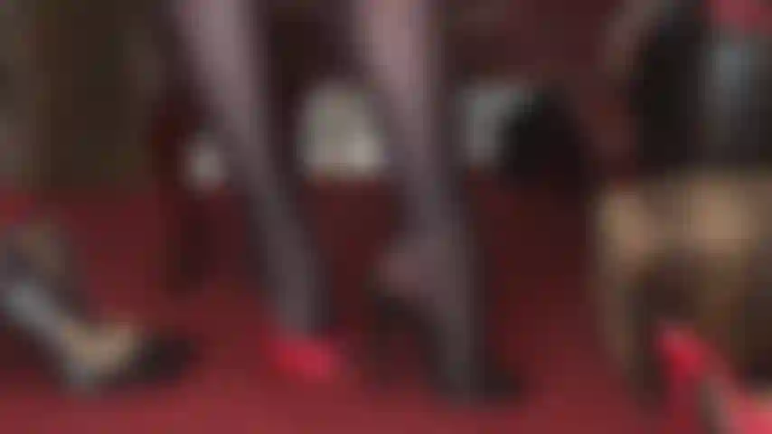 Mules de salto agulha vermelhos ou pretos? Ambos te deixam realmente excitada. Adoro provocações de salto alto, adoração de pés de meia-calça e ficar balançando.