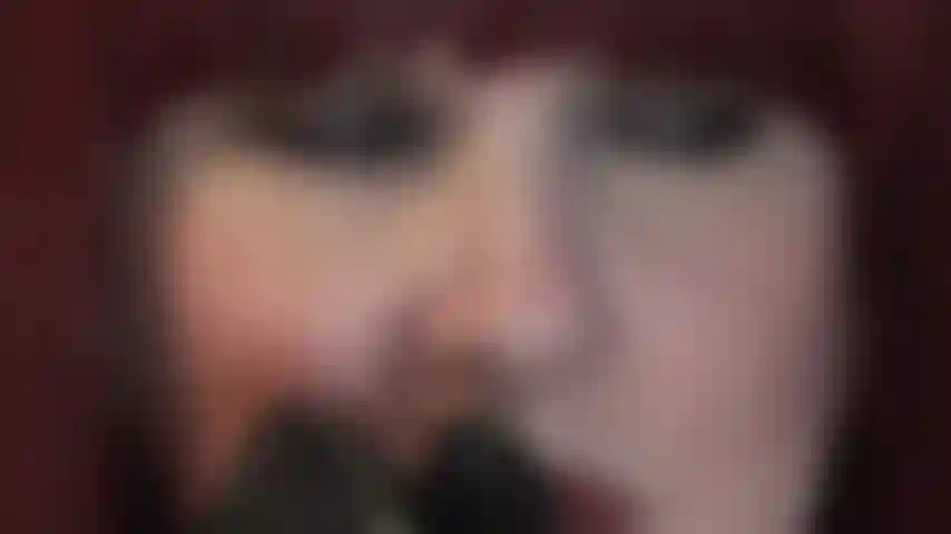 A moça faz você sentir a dor de seu chicote de montaria e o toque de suas maravilhosas luvas de couro preto macio...