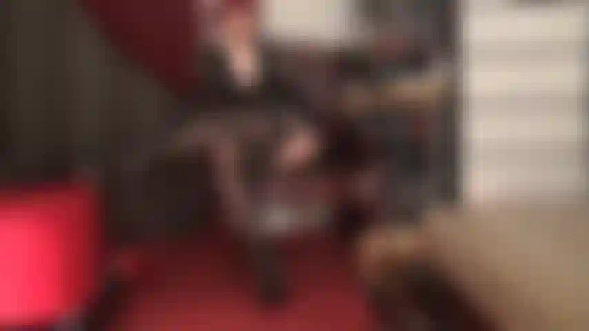 Amante de meias - adoro as pernas cruzadas da patroa em meias-liga pretas brilhantes.