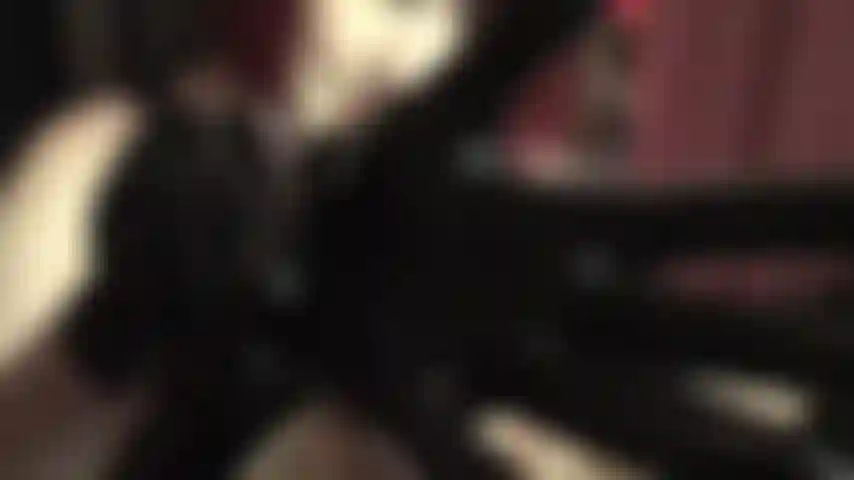 Luvas pretas de látex são uma provocação fetichista.