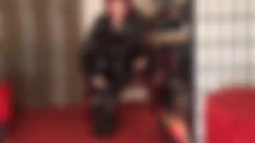 Foda-se minhas botas e se acaricie enquanto abre sua boca para receber meu cuspe saboroso antes que a patroa pegue sua bunda safada.