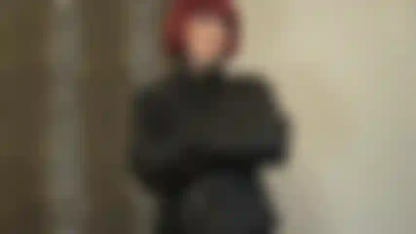 Adoração intensa ao couro - aprecie a vista do couro preto incrivelmente macio e flexível que a amante está vestindo... Jaqueta de botões, gola levantada, luvas, saia e top tomara que caia com botões.