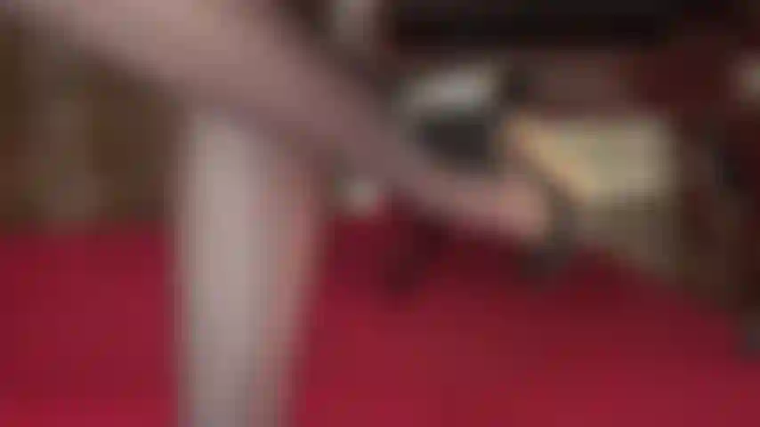 Panturrilhas bem torneadas e saltos de couro deslumbrantes. Aqui está a vista das pernas da senhora vivian enquanto sua cabeça está no chão.