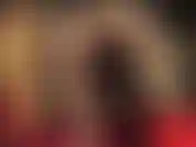 Com pernas de meia-calça douradas e brilhantes.