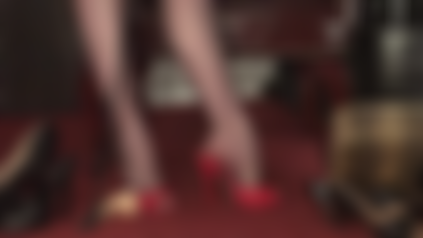 A senhora tem você exatamente onde você merece - aos seus pés, com saltos agulha vermelhos e dedos de meia-calça controlando seu pau.