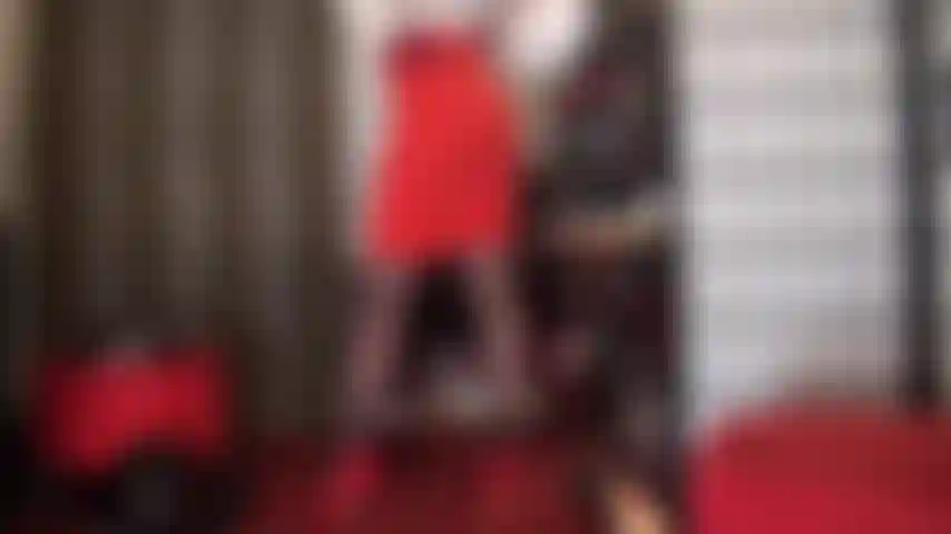 Observe sua deusa trocar sua meia-calça preta transparente por um par de meias pretas com costura, vestida com sensuais saltos altos vermelhos.