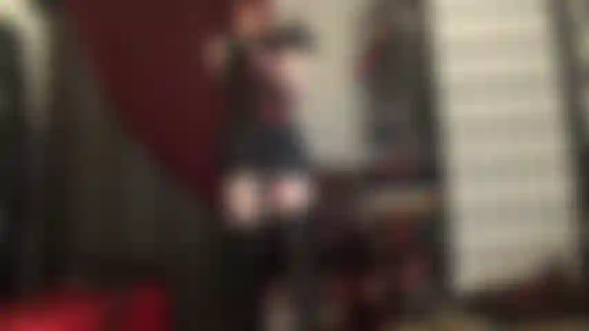 Adoradora da deusa do couro - saia curta, luvas longas, espartilho apertado e botas altas.