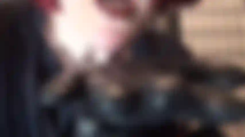 Cuspo em luvas de couro pretas - bebo minha saliva saborosa, lambo tudo que sai das minhas luvas de couro. Hummm, deliciosa!