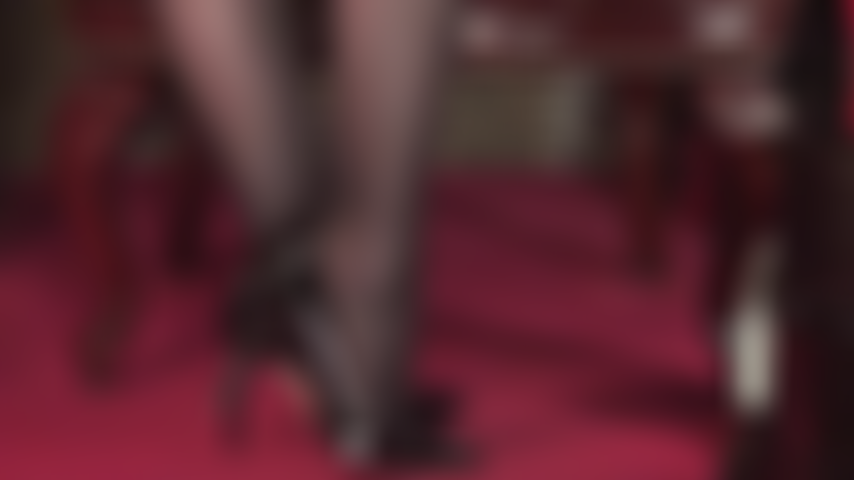 Ajoelhe-se, sua vadia de pés! Se você for uma boa escrava para ser minha amante, posso deixar você enfiar o nariz nos meus saltos e sentir o cheiro dos meus pés de náilon.