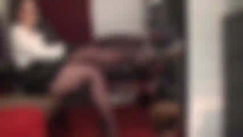 Essas meias-calças marrom-escuras vão te deixar sem fôlego, o mais recente é quando a amante vivian senta a bunda na sua cara...